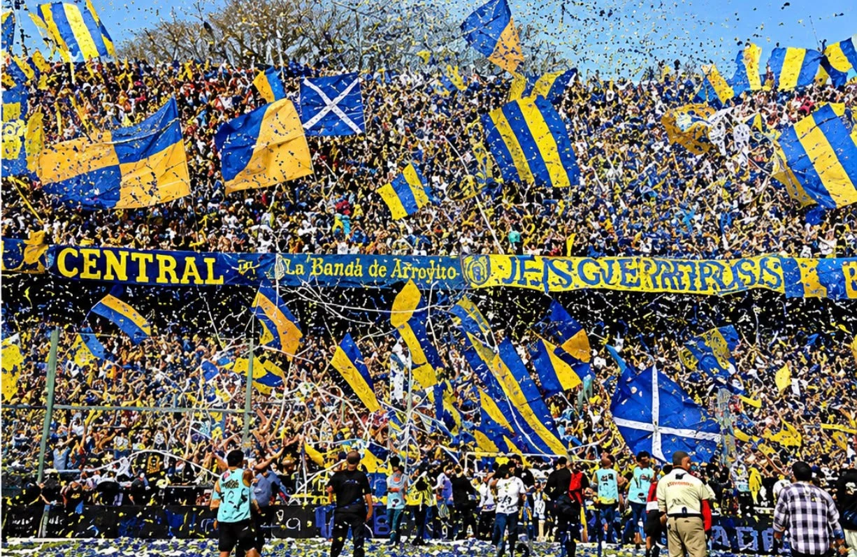 Tribuna de Rosario Central con banderas azules y amarillas