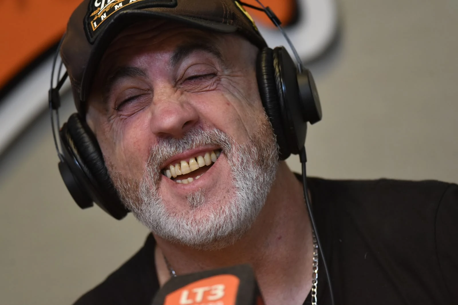 Julián Bricco en el estudio de radio